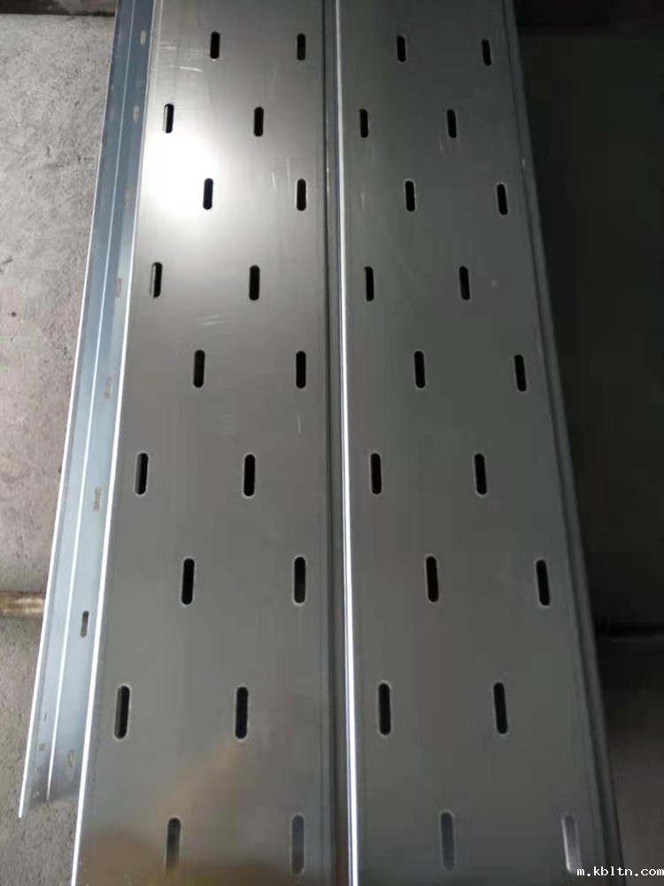 直通托盘式桥架可为是现代综合布线系统的支柱